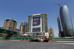 Stoffel Vandoorne, McLaren MCL32, guida davanti allo skyline di Baku