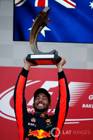 Daniel Ricciardo, Red Bull Racing, soulève le trophée de vainqueur
