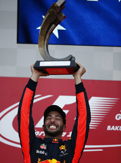 Daniel Ricciardo, Red Bull Racing, viert zijn zege op het podium