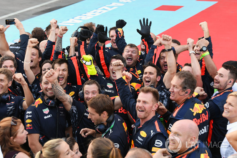 Red Bull Racing festeggia nel parco chiuso