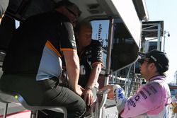 Sergio Perez, Robert Fearnley, en Otmar Szafnauer, Sahara Force India op de pitmuur