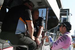 Sergio Perez, Sahara Force India habla con Robert Fearnley, Sahara Force India F1 Team director del 