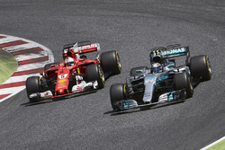 Valtteri Bottas, Mercedes AMG F1 W08, Sebastian Vettel, Ferrari SF70H