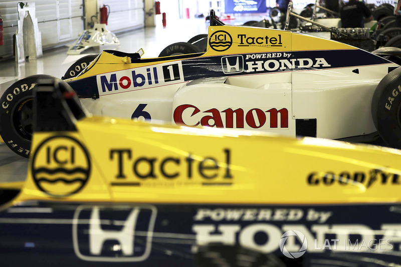 La Williams FW10 Honda de Keke Rosberg en 1985, à la droite de la FW11