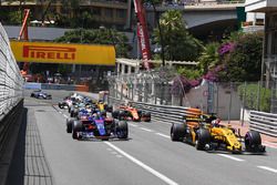 Nico Hulkenberg, Renault Sport F1 Team RS17 y Daniil Kvyat, Scuderia Toro Rosso STR12al inicio