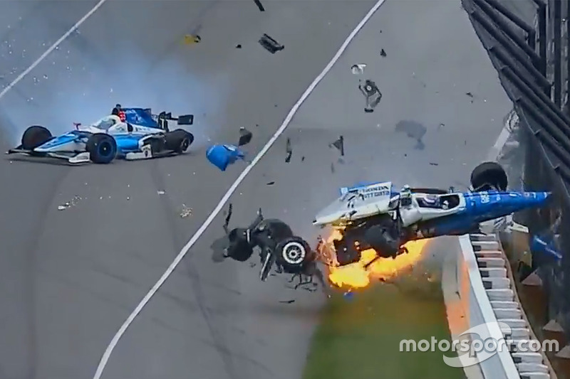 Scott Dixon, Chip Ganassi Racing Honda, Jay Howard, Schmidt Peterson Motorsports Honda involved in a huge crash