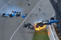 Scott Dixon, Chip Ganassi Racing Honda, Jay Howard, Schmidt Peterson Motorsports Honda involved in a huge crash