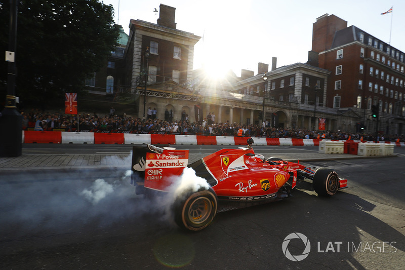 Sebastian Vettel, Ferrari, melakukan atraksi di jalanan