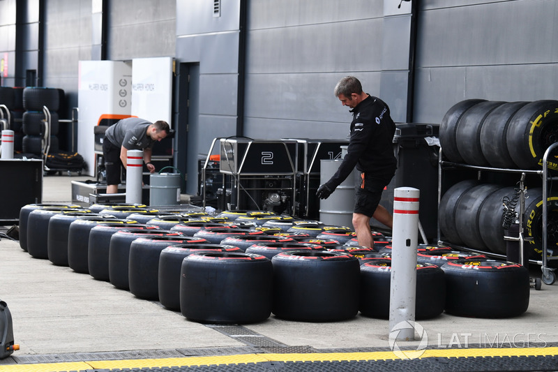 Renault Sport F1 Team mechanics and Pirelli tyres