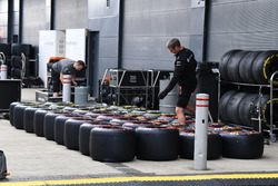 Mécaniciens Renault Sport F1 Team et pneus Pirelli