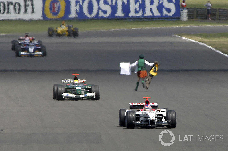 En la victoria de Rubens Barrichello en 2003, el ex sacerdote irlandés Cornelius Horan invadió la pista. Al año siguiente, interrumpiría al corredor de maratón brasileño Vanderlei Cordeiro de Lima en Atenas. El atleta iba a ganar el oro y acabó con el bronce. Horan fue penado con un año de prisión.
