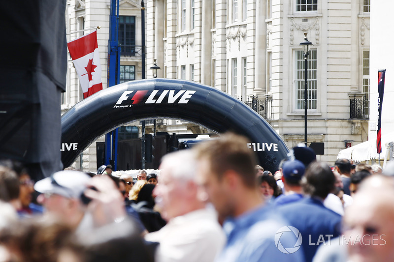 Los fanáticos se reúnen en Trafalgar Square