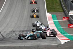 Lewis Hamilton, Mercedes AMG F1 W08, Esteban Ocon, Sahara Force India F1 VJM10