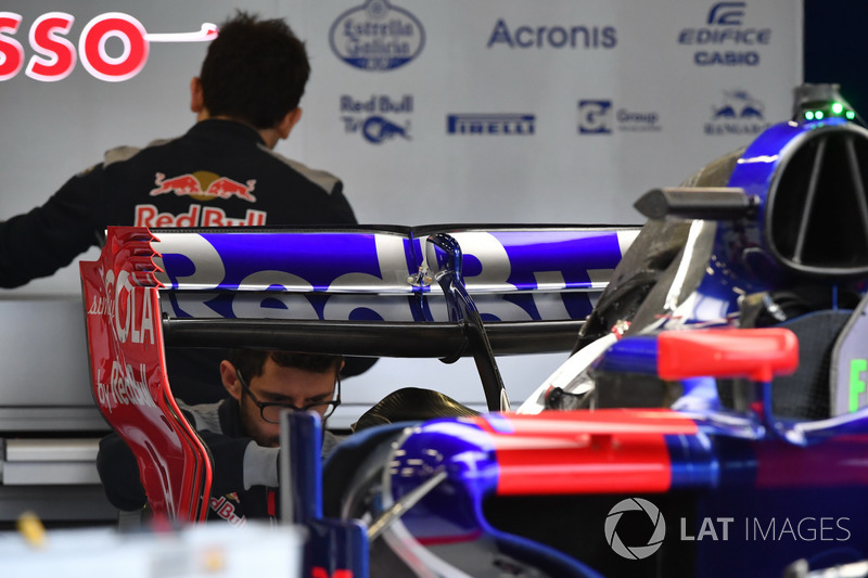 Scuderia Toro Rosso STR12 rear wing