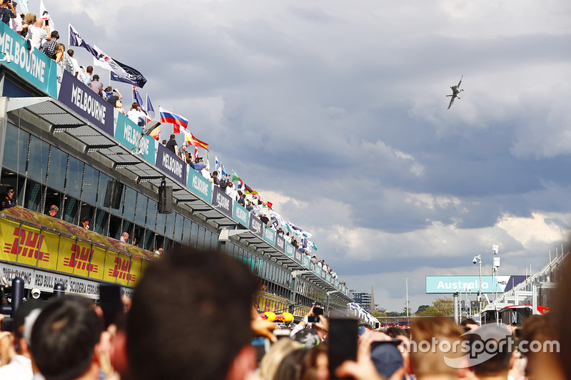 A Royal Australian Air Force F/A-18F Super Hornet displays for the crowd