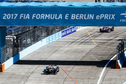 Oliver Turvey, NEXTEV TCR Formula E Team, precede Sam Bird, DS Virgin Racing