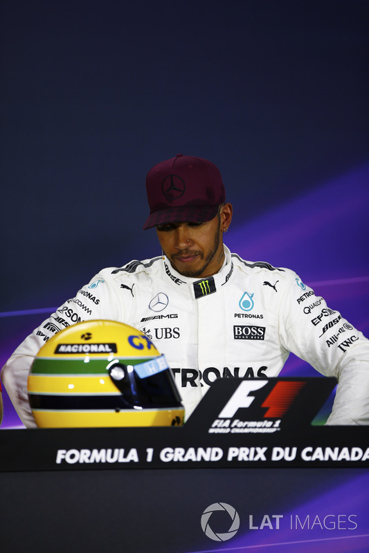 Lewis Hamilton mostra capacete de Senna no GP do Canadá de 2017