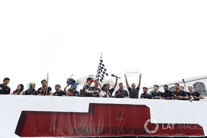 Команда McLaren, победители в гонке на плотах
