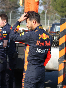 Daniel Ricciardo, Red Bull Racing RB13 stops on the circuit