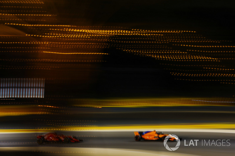 Fernando Alonso, McLaren MCL33 Renault, leads Stoffel Vandoorne, McLaren MCL33 Renault