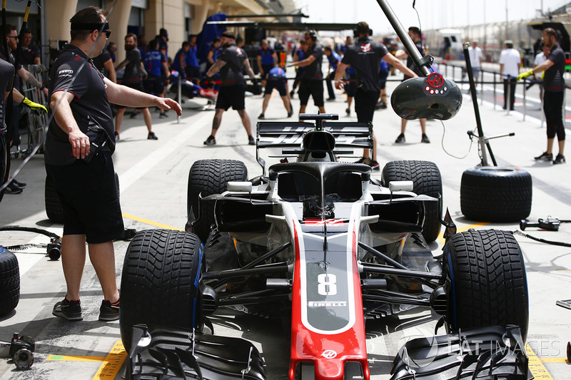La voiture de Romain Grosjean, Haas F1 Team VF-18 Ferrari, dans les stands