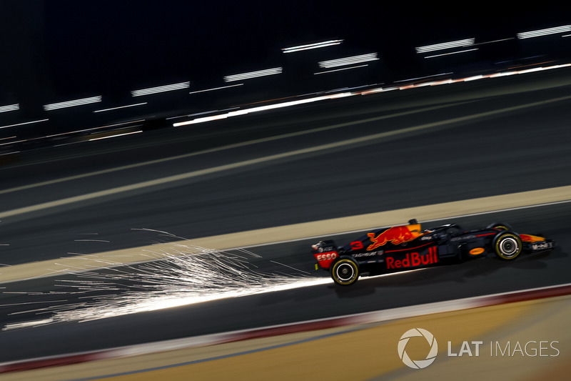 Daniel Ricciardo, Red Bull Racing RB14 saca chispas
