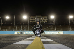 Le vainqueur Josef Newgarden, Team Penske Chevrolet, sur la ligne d'arrivée