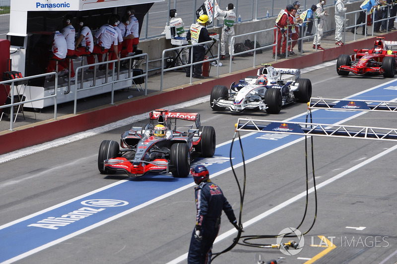 Lewis Hamilton, McLaren MP4-23, Robert Kubica, BMW Sauber F1.08, ve Kimi Raikkonen, Ferrari F2008, pitlerde