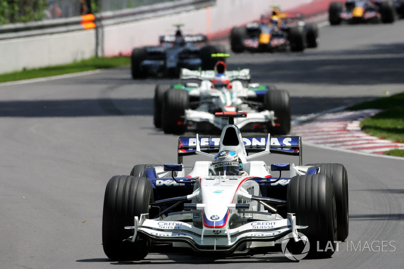 А непосредственным лидером гонки стал Ник Хайдфельд – для BMW Sauber все складывалось просто сказочно