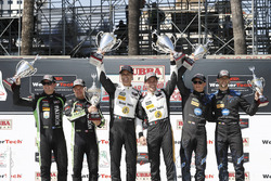 Podium: tweede Scott Sharp, Ryan Dalziel, Tequila Patron ESM, winnaars Joao Barbosa, Filipe Albuquer