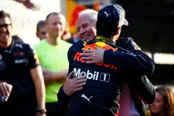 Helmut Markko, Consultant, Red Bull Racing, congratulates Daniel Ricciardo, Red Bull Racing, winner