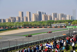 Daniel Ricciardo, Red Bull Racing RB14 en Sebastian Vettel, Ferrari SF71H