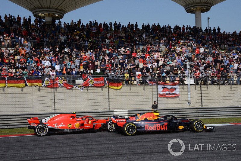 Max Verstappen, Red Bull Racing RB14 y Kimi Raikkonen, Ferrari SF71H batalla