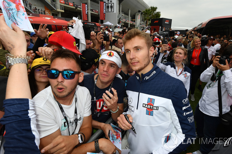 Sergey Sirotkin, Williams, posa per un selfie
