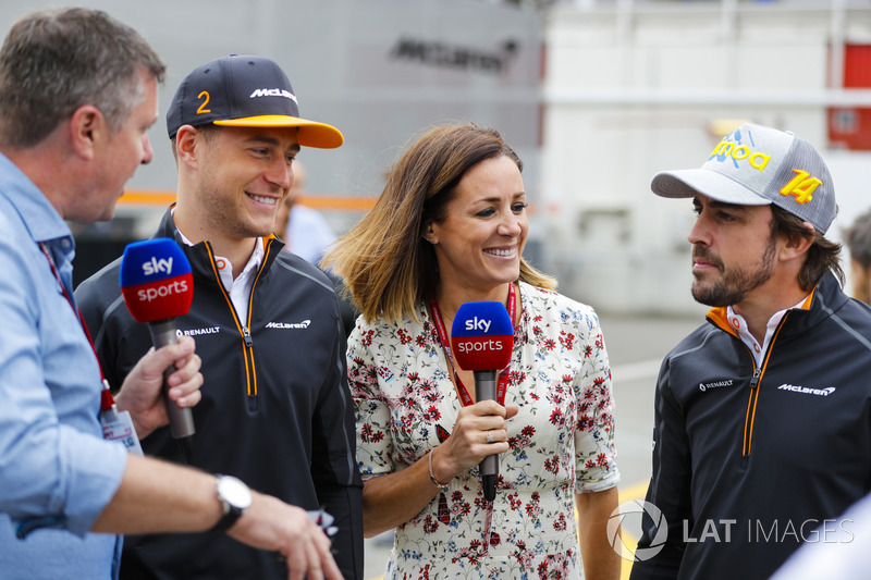 Stoffel Vandoorne, McLaren, y Fernando Alonso, McLaren, juegan a los dardos