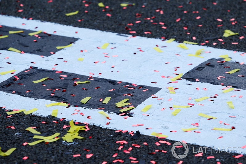 Confetti on the start / finish line