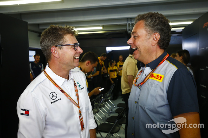 Mario Isola, de Pirelli Motorsport, habla con un empleado de AMG Mercedes