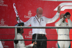 Lewis Hamilton, Mercedes-AMG F1 e il Dr. Dieter Zetsche, CEO Daimler AG, festeggiano sul podio