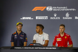 Daniel Ricciardo, Red Bull Racing, Lewis Hamilton, Mercedes AMG F1, y Sebastian Vettel, Ferrari, en