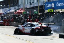 #911 Porsche Team North America Porsche 911 RSR, GTLM: Patrick Pilet, Nick Tandy, Frédéric Makowiecki, #912 Porsche Team North America Porsche 911 RSR, GTLM: Gianmaria Bruni, Laurens Vanthoor, Earl Bamber pit stops