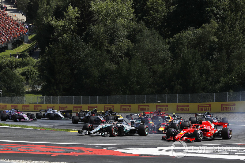 Lewis Hamilton, Mercedes-AMG F1 W09 y Kimi Raikkonen, Ferrari SF71H