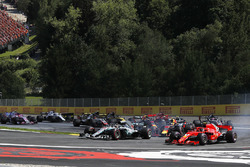 Lewis Hamilton, Mercedes-AMG F1 W09 and Kimi Raikkonen, Ferrari SF71H battle on lap one