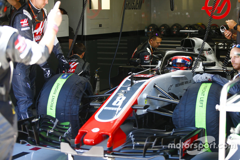 Romain Grosjean, Haas F1 Team VF-18, dans le garage