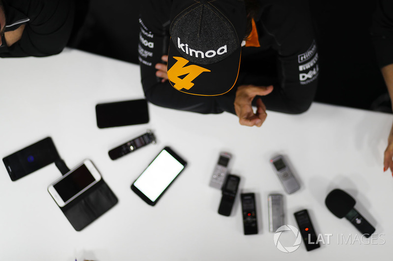 Fernando Alonso, McLaren, con los medios