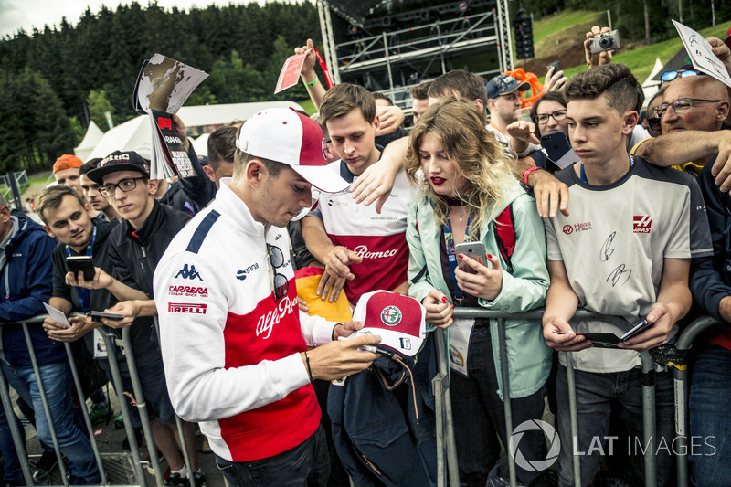 Charles Leclerc, Sauber signe des autographes pour les fans