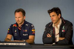 Christian Horner, director del equipo Red Bull Racing y Toto Wolff, director de Motorsport de Mercedes AMG F1 en la conferencia de prensa