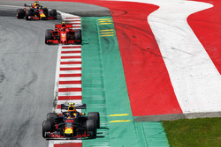 Max Verstappen, Red Bull Racing RB14, Kimi Raikkonen, Ferrari SF71H