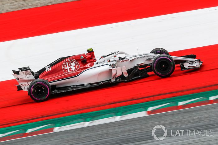 Charles Leclerc, Sauber C37 runs wide