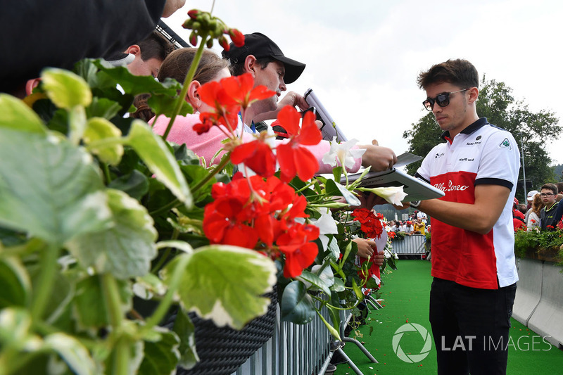 Charles Leclerc, Sauber signe des autographes pour les fans