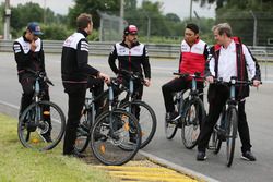 Alexander Wurz, Fernando Alonso, Sébastien Buemi, Kazuki Nakajima, Jose Maria Lopez, Toyota Gazoo Racing, vanno in bici lungo il tracciato